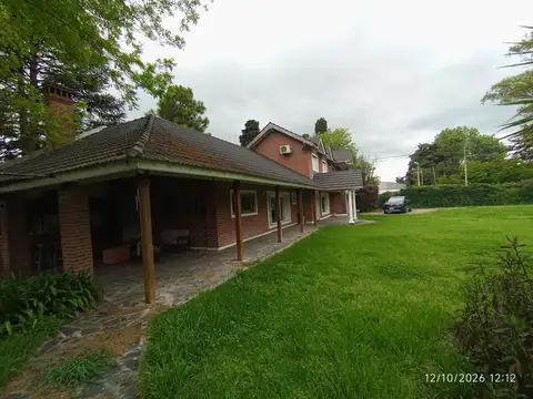Chalet de 270 m2 tres dormitorios, 1900 mts de parque