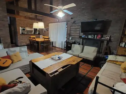 Casa 5 ambientes con 3 baños
