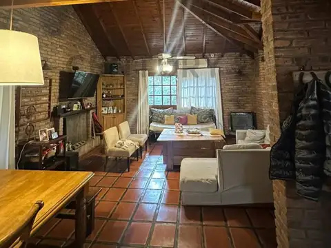 Casa en Venta con 2 cocheras