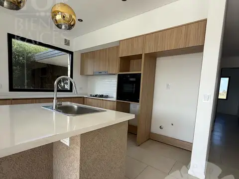 Casa en Venta con 5 cocheras
