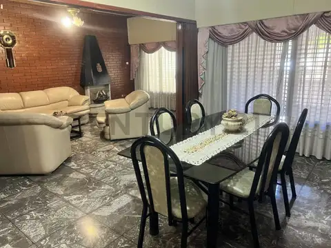 Casa en Venta con 3 cocheras
