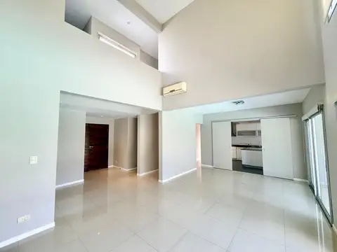Casa en Alquiler con 1 cochera