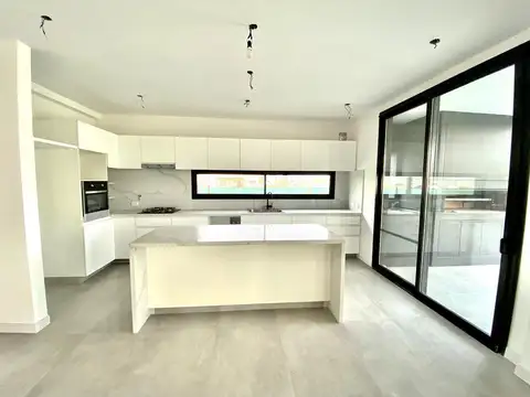 Casa 5 ambientes con 3 baños