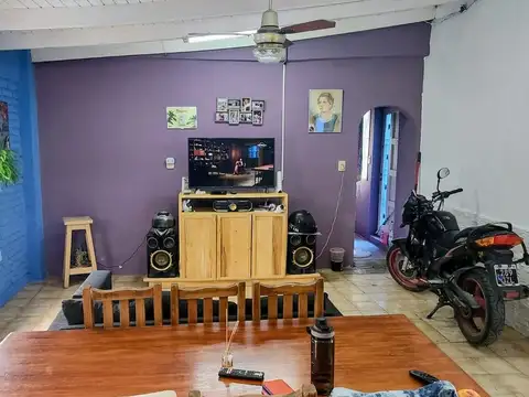 Casa en lote propio con jardín y cocheras  Garín 