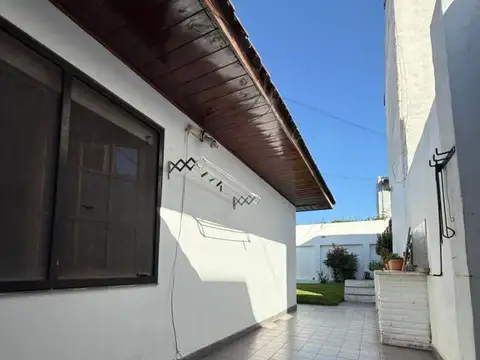 Chalet 4 ambientes con Jardín y Cochera. San Carlos Mar Del Plata.