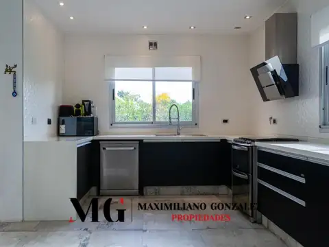 Casa en Alquiler con 2 cocheras