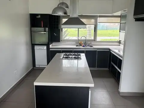 Casa 5 ambientes con 3 baños