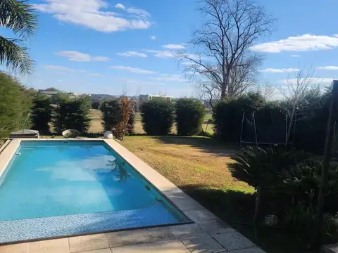 Casa en Alquiler con 2 cocheras