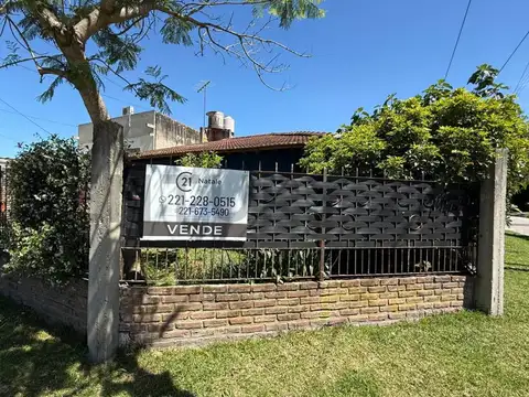 CASA EN VENTA EN EQUINA 48 Y 3 (EX 9) VILLA ELISA. (A REFACCIONAR)