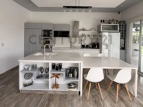 Casa en Venta con 4 cocheras