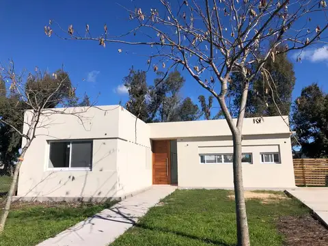 Venta de casa en una planta con fondo al verde en Santa Emilia Pilar del Este