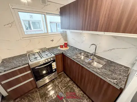 2 AMBIENTES CON DEPENDENCIA Y COCHERA. CENTRO.