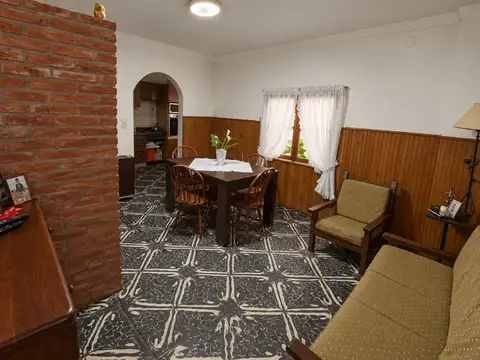 Casa 4 ambientes con 2 baños