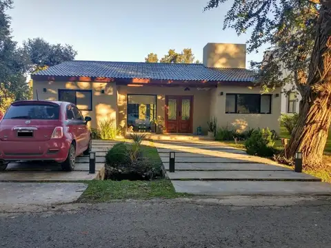 Excelente casa en una planta, 200 m construidos sobre 900 m de lote