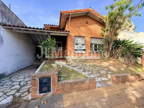 Casa 3 ambientes con cocheras y parque (a refaccionar)
