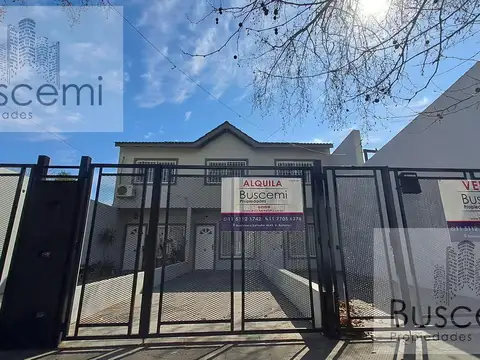 Duplex 4 ambientes en alquiler con doble cochera en Villa Ballester.