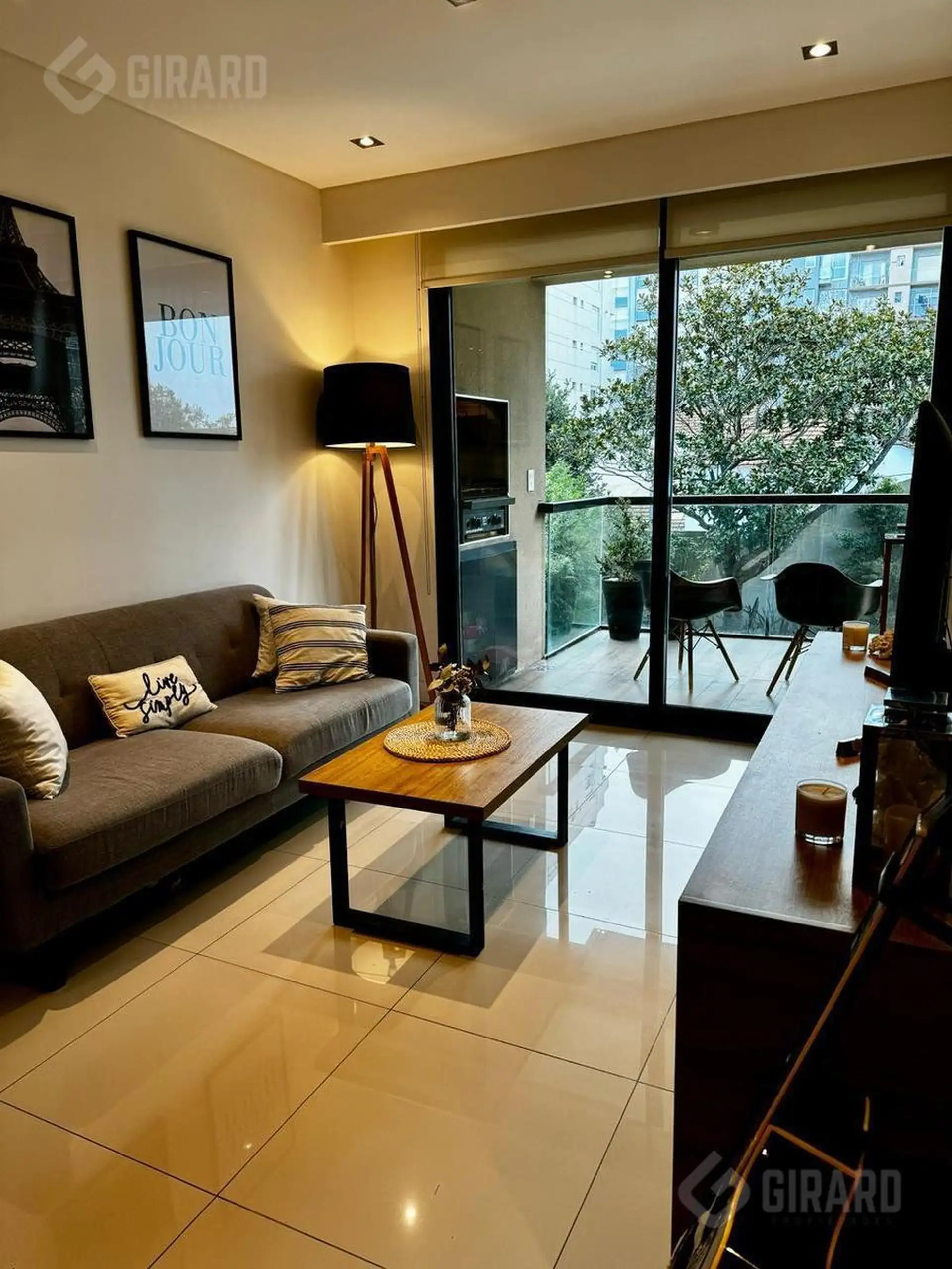 Departamento de 2 ambientes en venta con cochera y baulera en Plaza Mitre