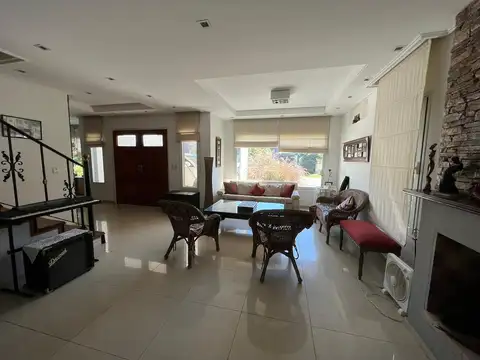 Casa 5 ambientes con 3 baños