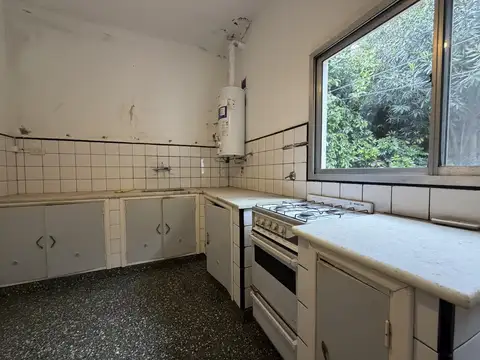 En Palomar en Venta Casa Al Fondo de 4 Ambientes Zona Residencial F: 11306