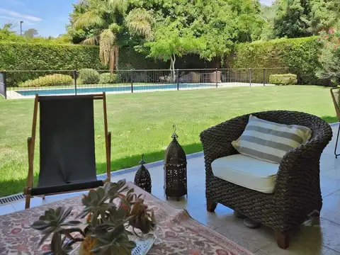 Casa en Alquiler con 6 cocheras