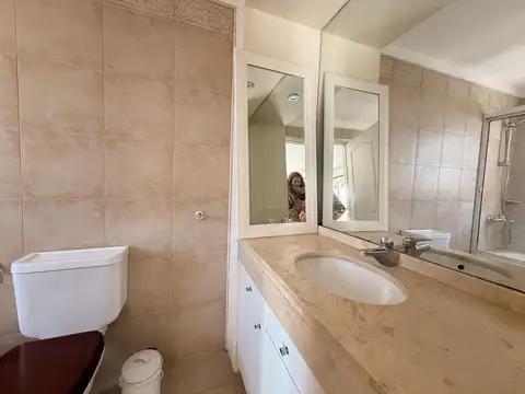 Casa en Alquiler con 6 cocheras
