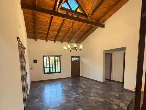 Casa en Alquiler con 3 cocheras