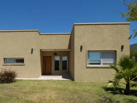 CASA 4 amb EN BARRIO SAN RAMON PILAR DEL ESTE