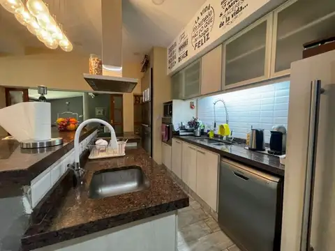 Venta Casa 2 dormitorios, cochera, quincho y pileta en Fisherton