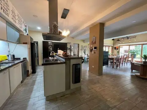 Casa 8 ambientes con 2 baños