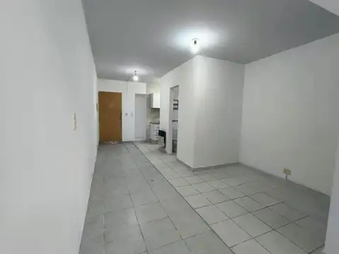 Departamento monoambiente amplio con patio.