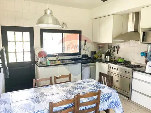 Casa 6 ambientes con 2 baños