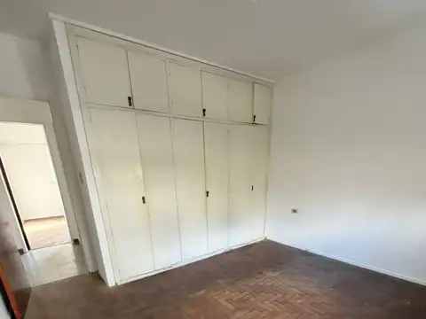 Departamento de 2 dormitorios con patio en venta en La Plata sobre Calle 42 [Cod: 2852-133]