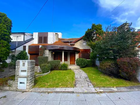 Excelente Chalet sobre 3 lotes con amplio parque y quincho.