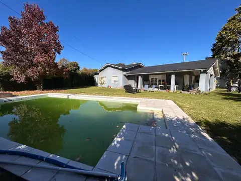 VENTA CASA 5 AMBIENTES CON PILETA ZONA COMERCIAL - FRANCISCO ALVAREZ