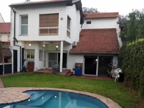 CASA CHALET DE 5 AMBIENTES CON PISCINA – OLIVOS