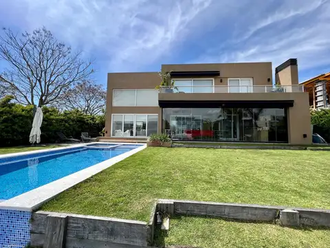 Casa en Venta con 2 cocheras