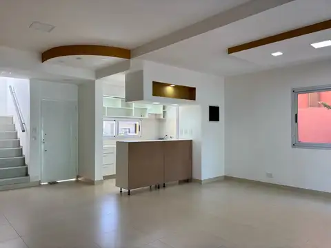 Casa en Alquiler con 2 cocheras