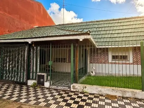 VENTA CASA 4 AMBIENTES GERLI A REFACCIONAR