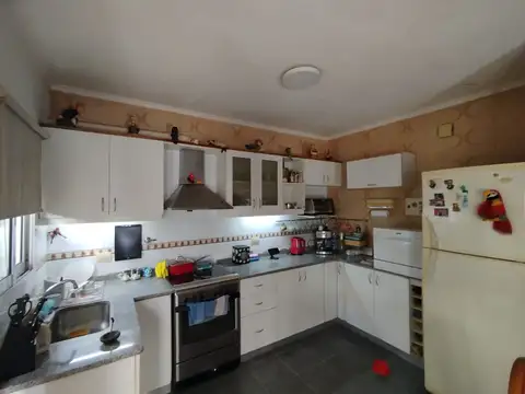 Hermoso triplex con cochera cubierta y quincho