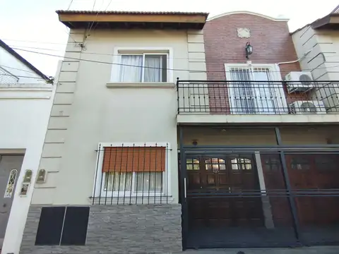 Hermoso triplex con cochera cubierta y quincho