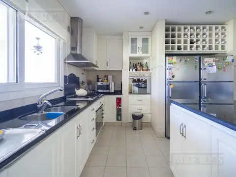 Casa 6 ambientes con 4 baños