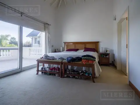 Casa en Venta con 4 cocheras