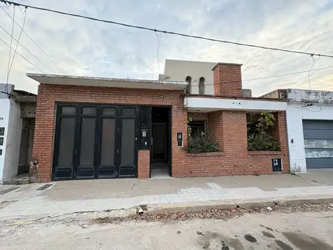 Casa al frente c cochera y piscina en Echesortu