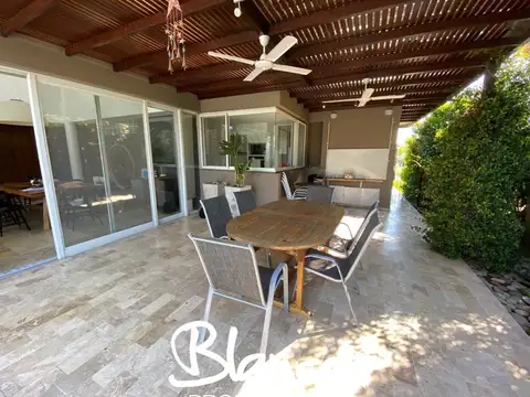 Casa 5 ambientes con 5 baños