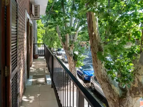 CASA EN VENTA 2 DORMITORIOS, COCHERA , PLANTA ALTA