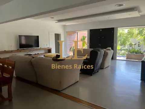 Casa en Venta con 4 cocheras