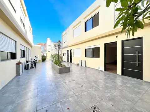 Depto Tipo Casa en Alquiler en Barrio Matheu, $ 420.000