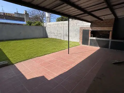 Casa 2 dormitorios y patio en La Florida