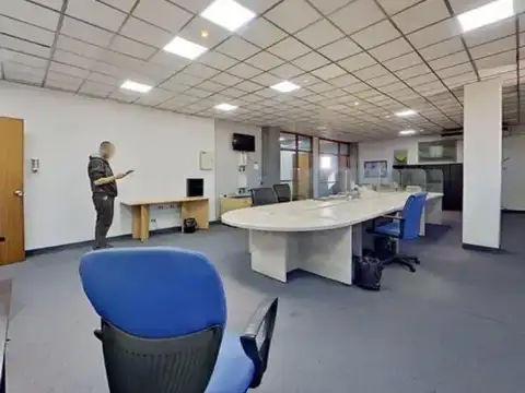 Oficina en Alquiler con 2 cocheras