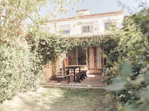 Muy linda casa de 2 plantas con jardincito y galeria con parrilla!